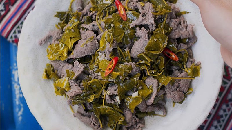 Thịt trâu xào lá lồm (lá giang) chua thanh, lạ miệng