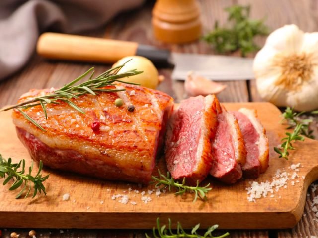 Thịt vịt tươi ngon, giàu protein và vitamin, giúp giải đáp thắc mắc thịt vịt quay bao nhiêu calo và các lợi ích dinh dưỡng
