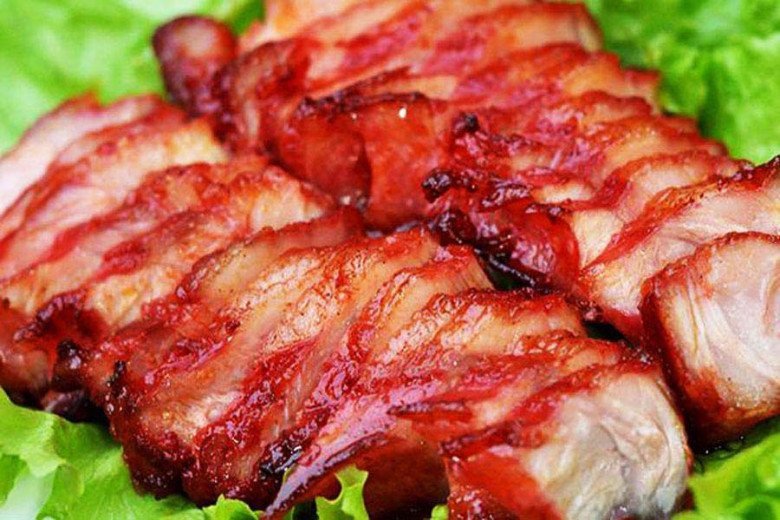 Thịt xá xíu làm bằng gói gia vị có vị hương thơm đặc trưng với màu đẹp mắt. Khi ăn thịt có vị béo ngậy hòa quyện với các loại gia vị khiến bạn thêm cuốn hút.