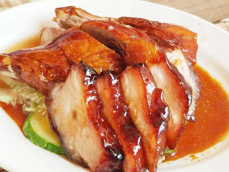 Thịt xá xíu làm theo công thức người Hoa có màu đẹp mắt, khi ăn mềm ngọt hòa quyện với các loại gia vị cùng nước cốt dừa béo ngậy kích thích vị giác