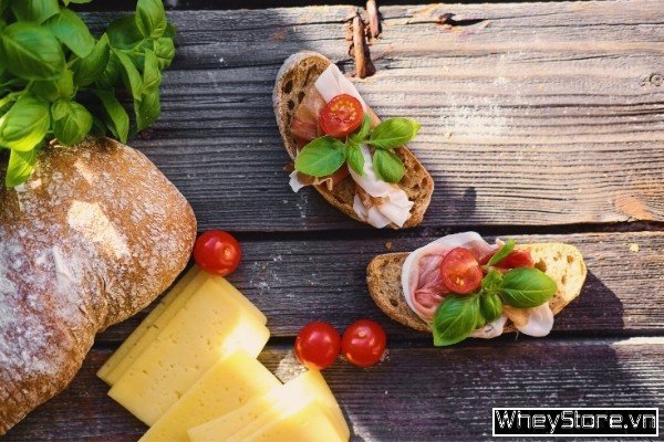 Thực đơn lành mạnh với bánh mì ngũ cốc, trứng và bơ