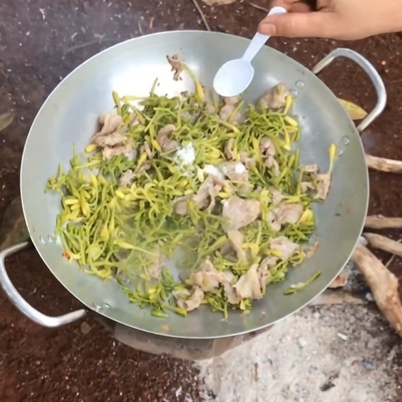 Thực hiện xào thịt bò cùng hoa đu đủ đực
