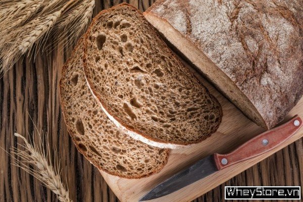 Thưởng thức bánh mì ngũ cốc với các loại hạt và rau xanh