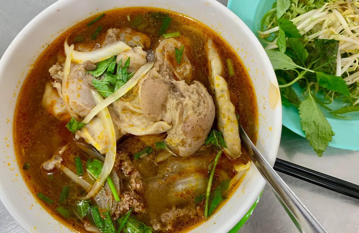 Thưởng thức bún bò Huế đúng cách giúp kiểm soát một tô bún bò Huế bao nhiêu calo và giữ dáng