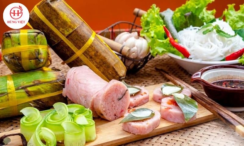 Thưởng thức nem chua thịt sống cùng rau sống và bún