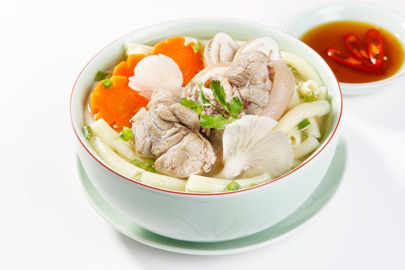 Tô canh nui hầm xương với cà rốt và rau xanh