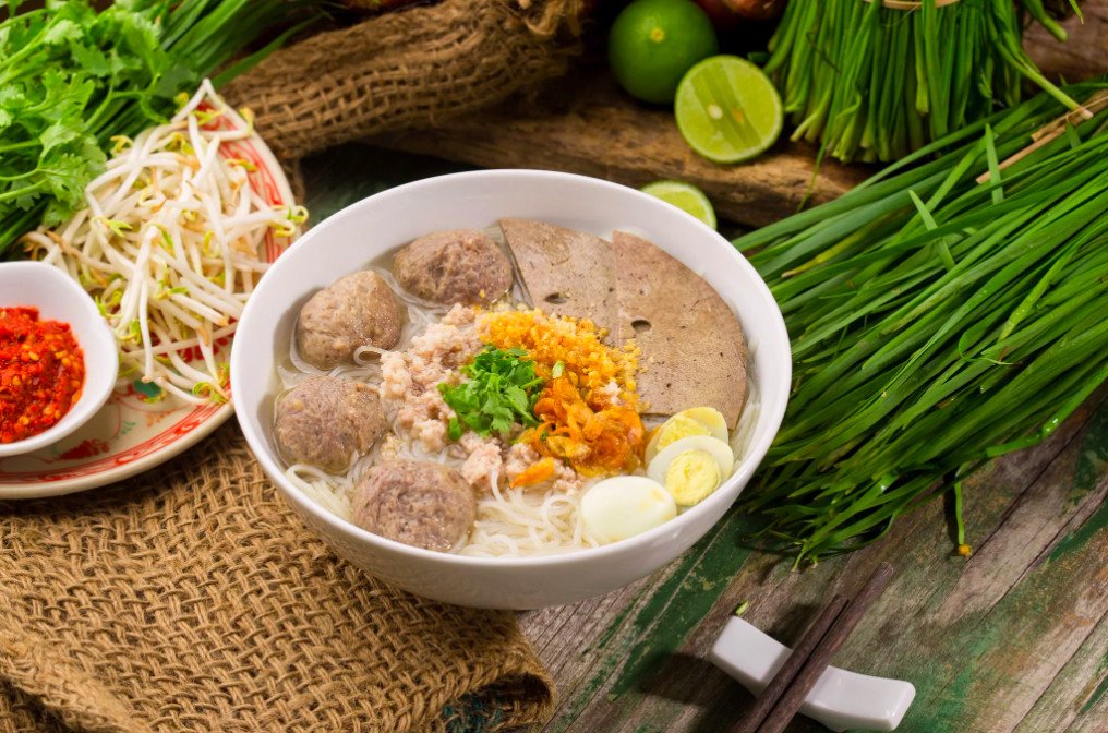 Tô hủ tiếu bò viên nóng hổi, hấp dẫn.