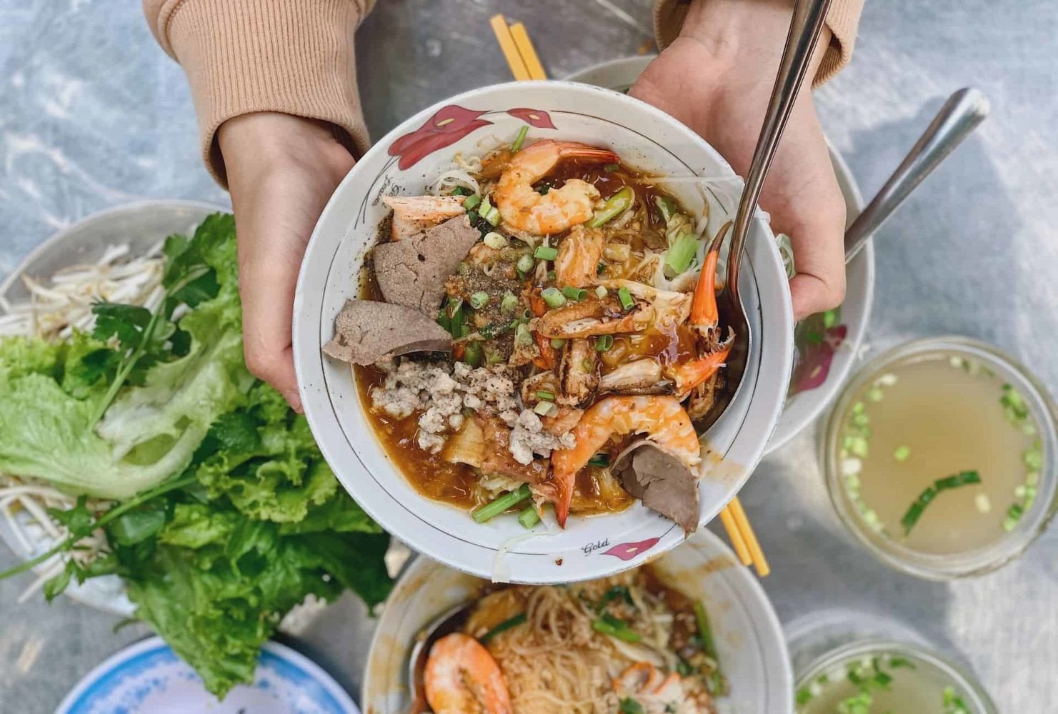 Tô hủ tiếu với lượng rau xanh dồi dào, mẹo ăn hủ tiếu bổ sung chất xơ.