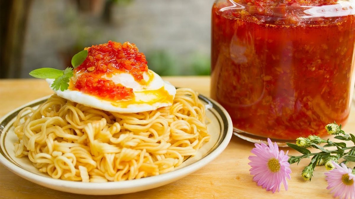 Tô mì muối ớt thơm lừng, được nêm nếm cùng ớt rim tự làm