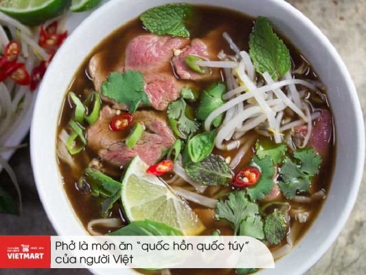 Tô phở bò nóng hổi chuẩn vị với gói gia vị tiện lợi