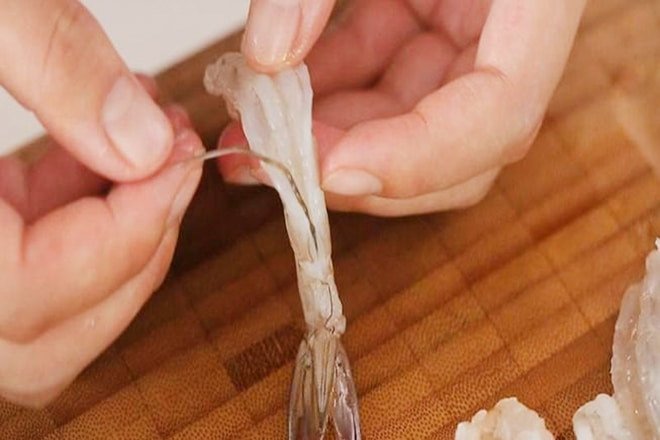 Tôm tươi đã sơ chế để làm nhân mì quảng