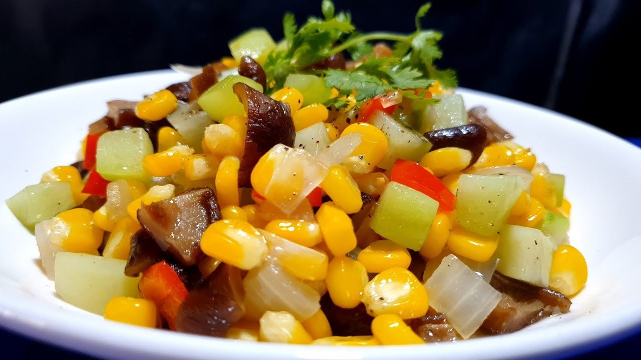Trái bắp tươi nguyên vỏ, biểu tượng của nguồn thực phẩm tự nhiên, cung cấp năng lượng và dinh dưỡng