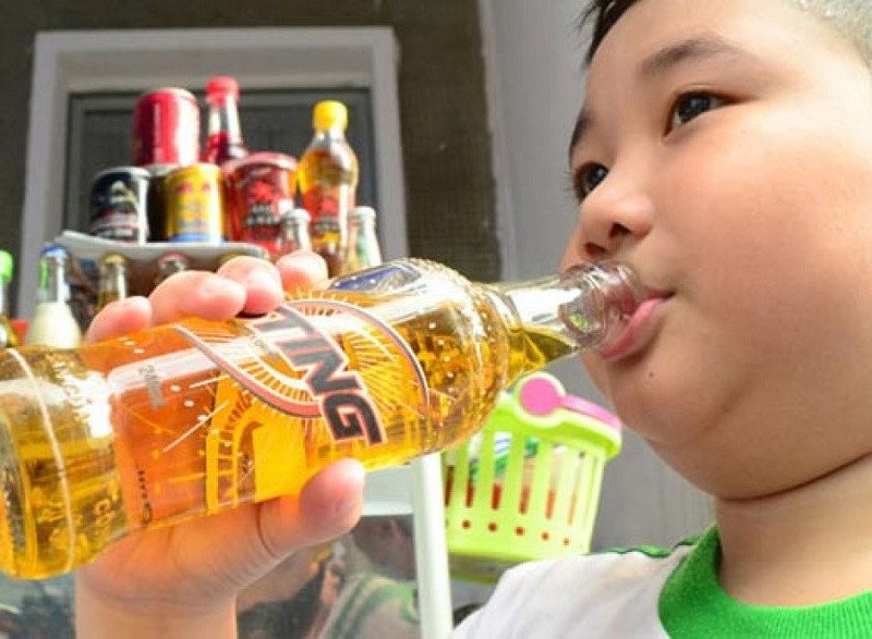 Trẻ em đang uống nước ngọt, minh họa những đối tượng nên hạn chế uống sting.