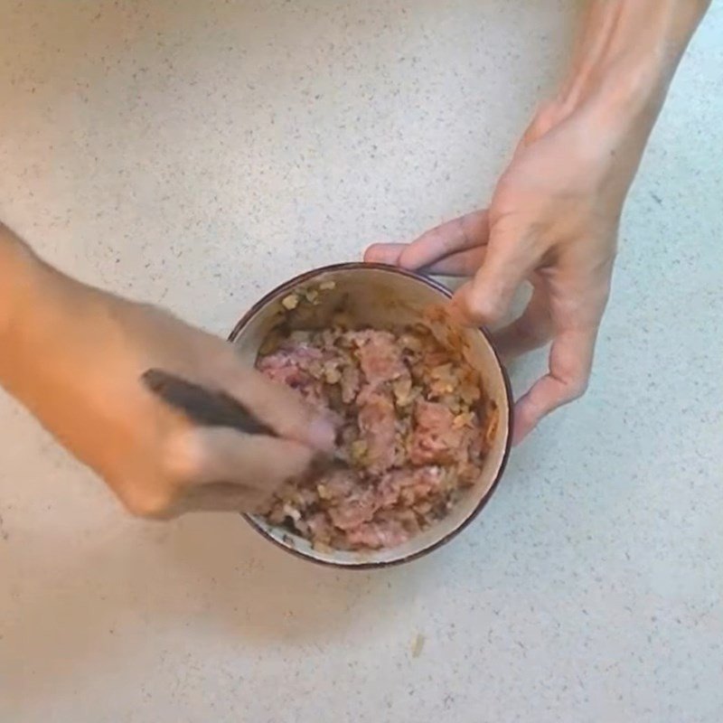 Trộn đều các nguyên liệu làm nhân bánh bao thịt nấm