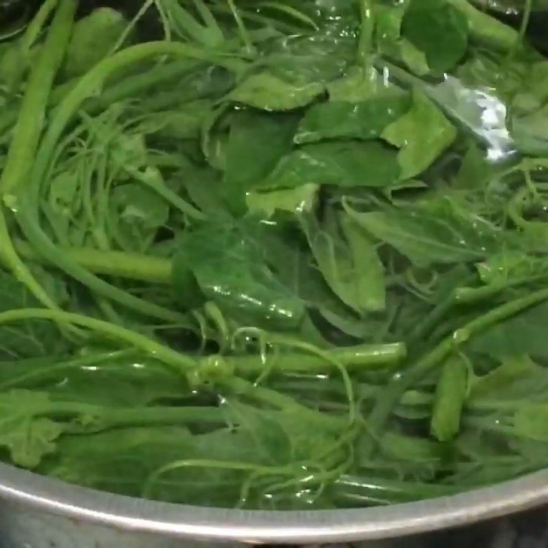 Trụng sơ rau su su trong nước sôi để giữ màu xanh và độ giòn