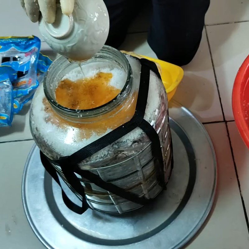 ủ chượp nước mắm cá dưới ánh nắng mặt trời