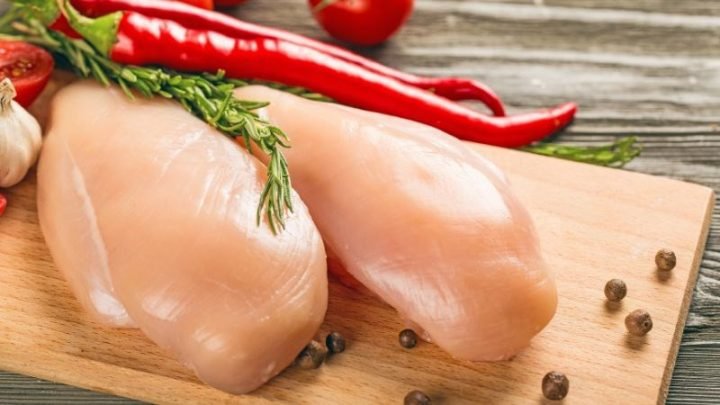 Ức gà luộc cung cấp protein cao