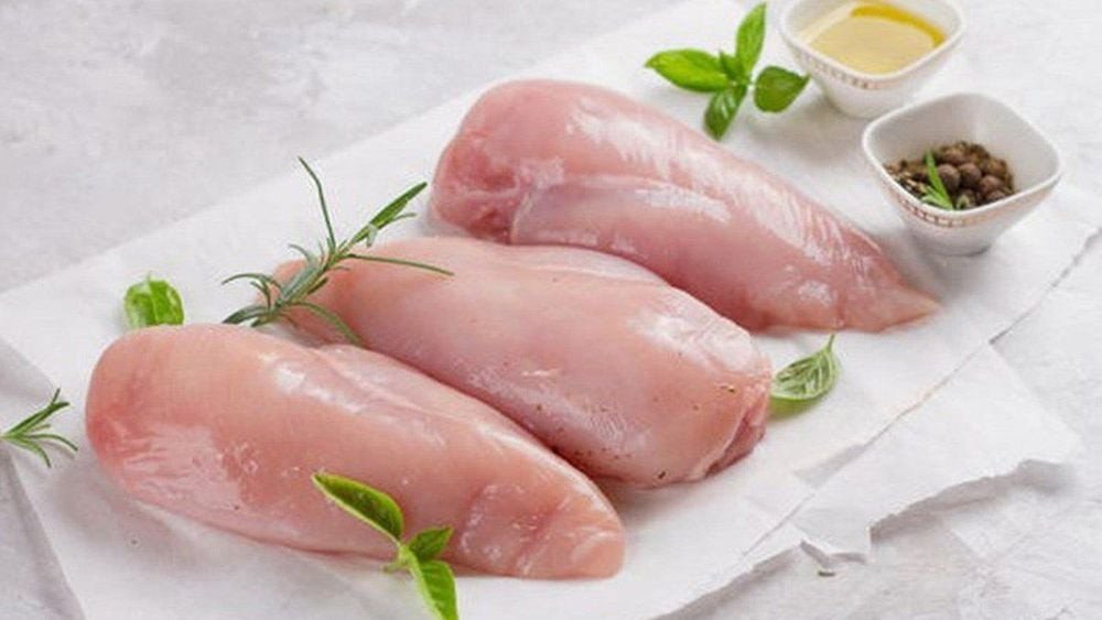 ức gà luộc không da, không xương, giàu protein, 100g ức gà bao nhiêu calo