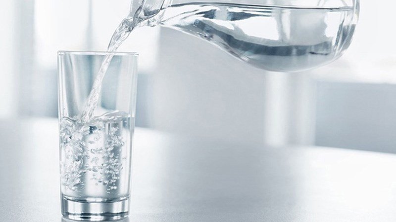 Uống đủ nước giúp giải nhiệt và cân bằng cơ thể khi ăn hạt dưa, hỗ trợ tiêu hóa tốt hơn.