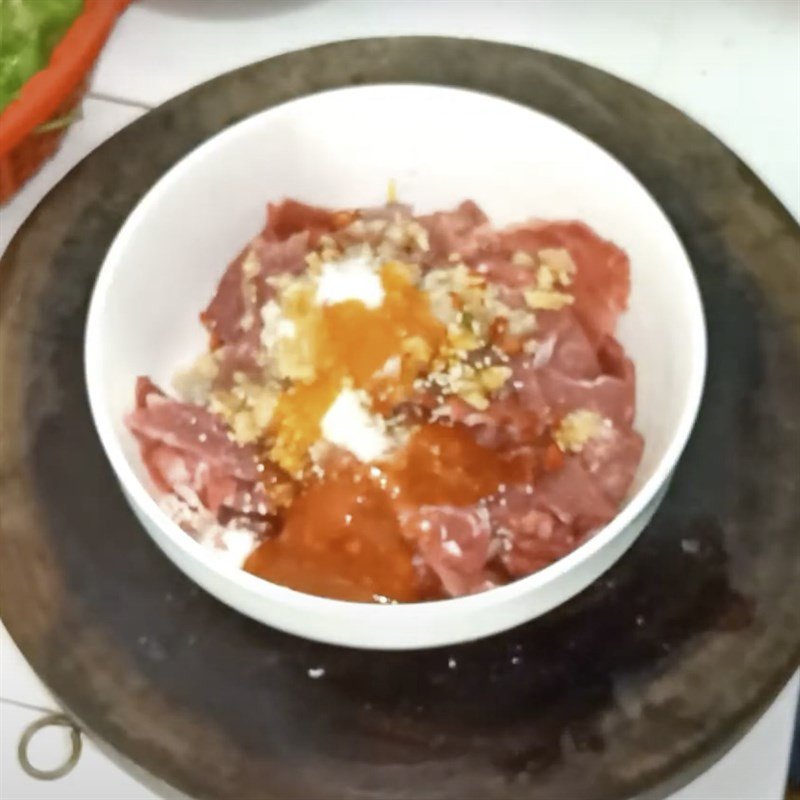 Ướp thịt nai với gia vị