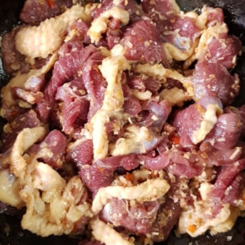 Ướp thịt vịt với hỗn hợp sả ớt đã phi thơm