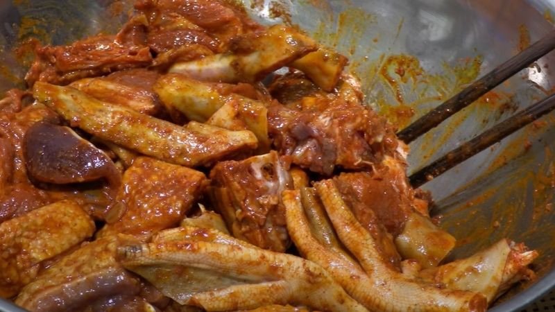 Ướp thịt vịt xiêm với tương hột và ngũ vị hương