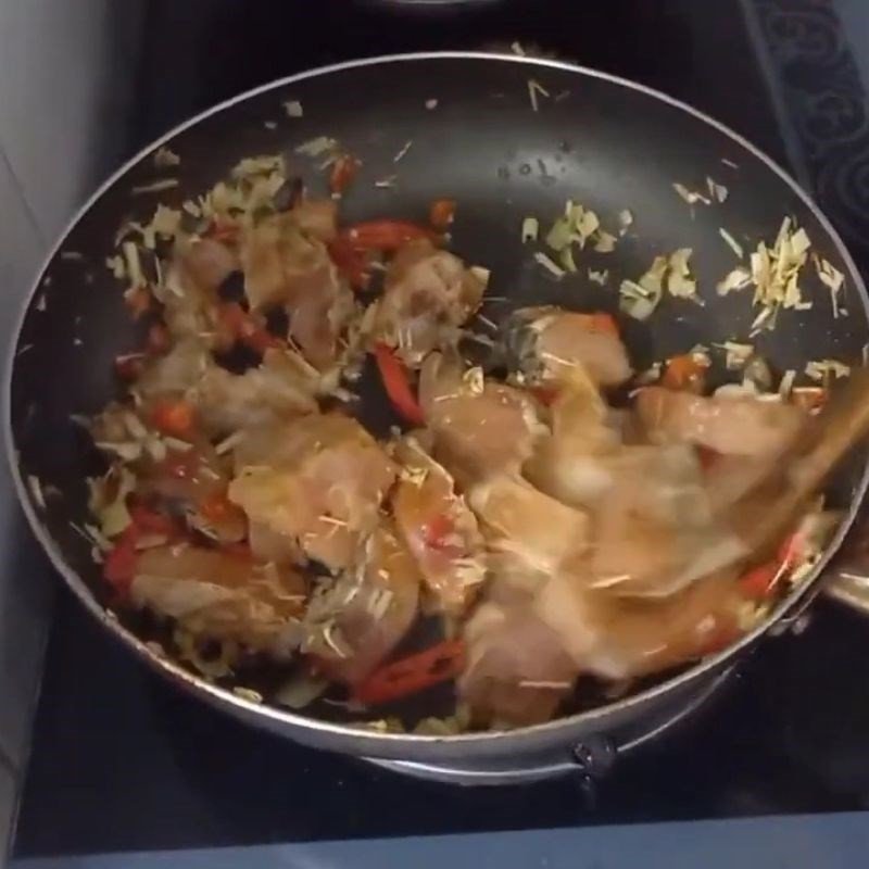 Xào cá chép giòn trong chảo nóng