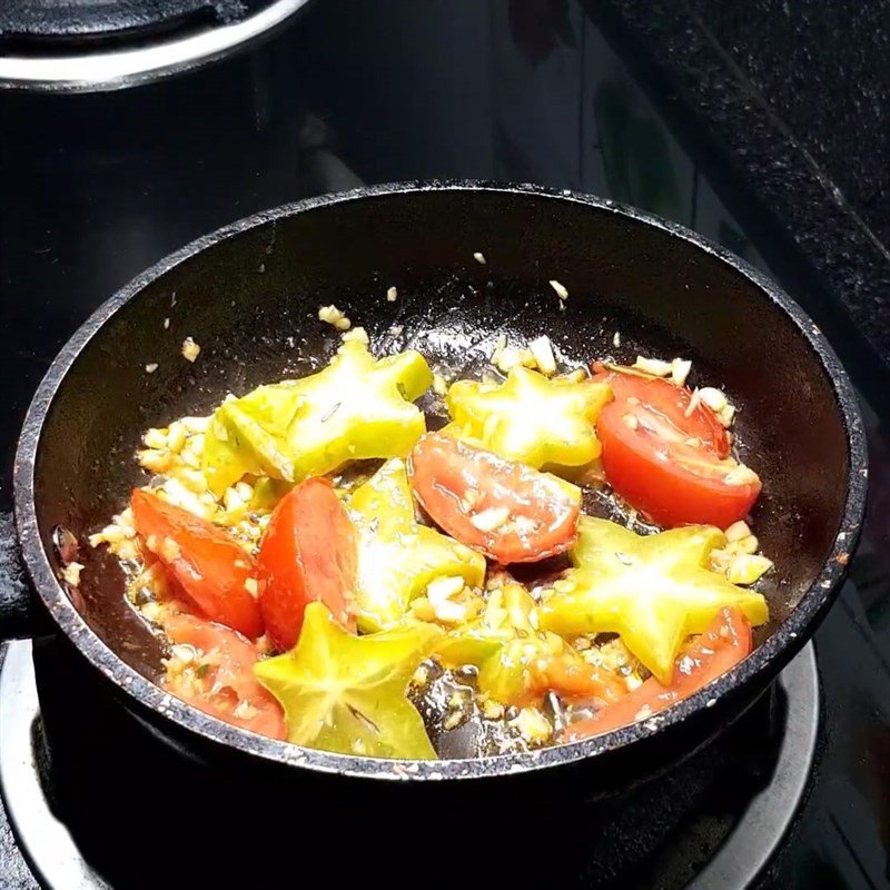 Xào lòng bò với khế trên lửa lớn