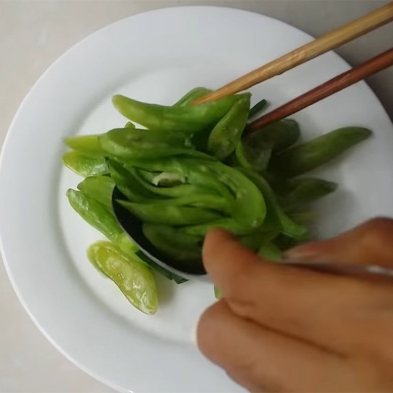 Xào mướp Nhật với lửa lớn, đảm bảo độ tươi giòn của rau