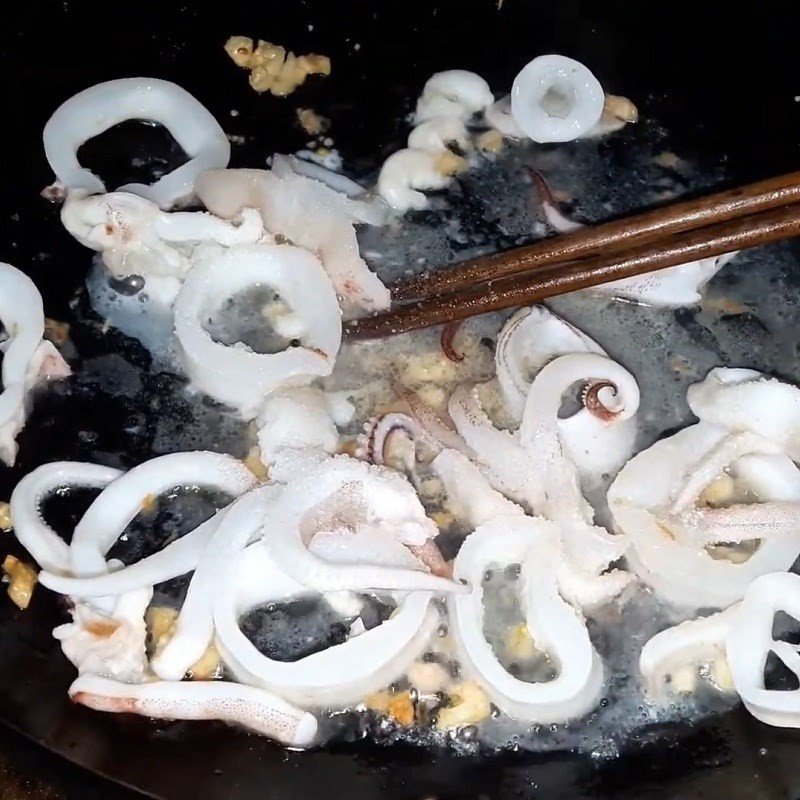 Xào nhanh mực tươi cho săn lại với lửa lớn