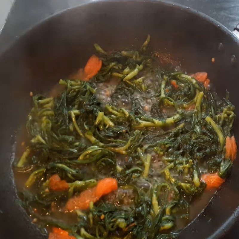 Xào rau cải cúc cùng cà chua trên chảo