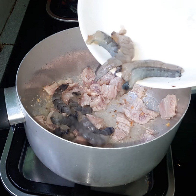 Xào săn tôm và thịt ba chỉ trên bếp lửa lớn