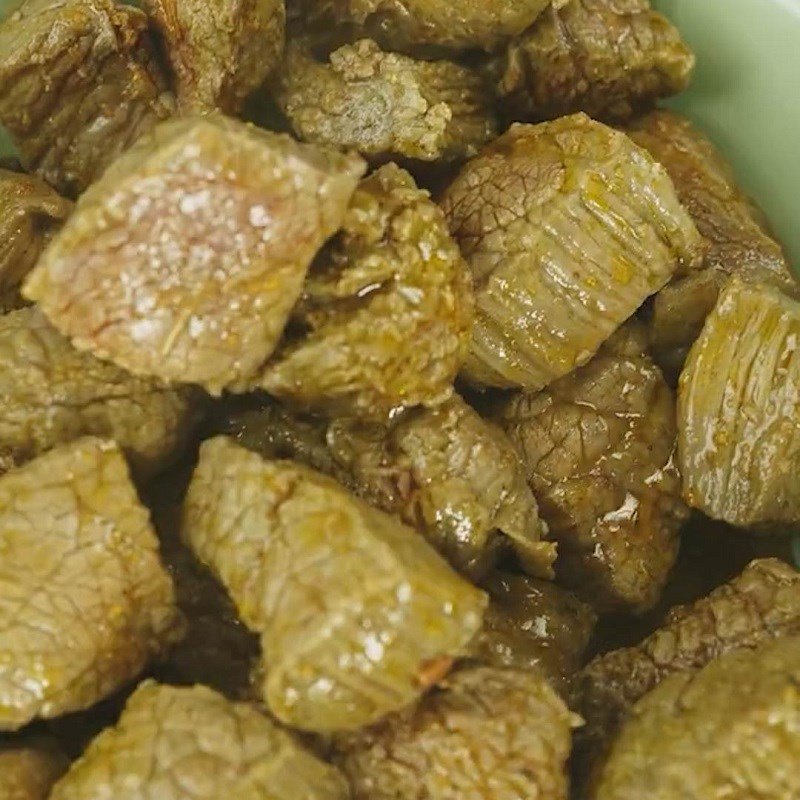 Xào thịt bò trên bếp để thịt săn lại và giữ nước ngọt