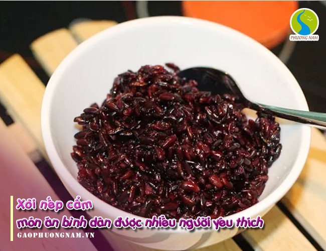 Xôi nếp cẩm tím óng ánh cùng dừa nạo sợi béo ngậy