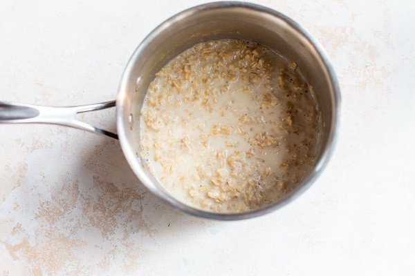 Yến mạch ngâm sữa tươi trong tô chuẩn bị làm bánh chuối