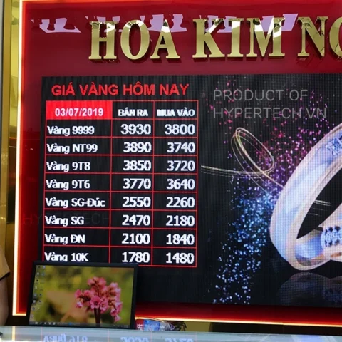 Bảng giá vàng hiển thị tại cửa hàng ở Đà Nẵng
