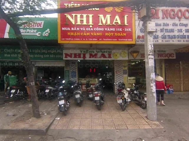 Cận cảnh một chiếc nhẫn vàng tinh xảo tại Tiệm Vàng Nhị Mai