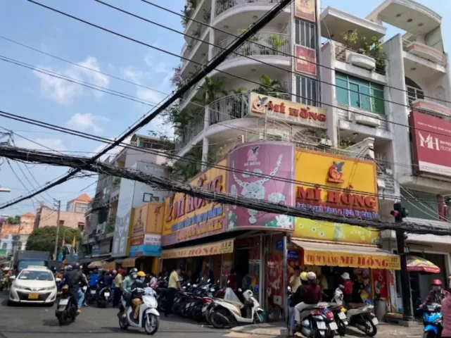 Cận cảnh một cửa hàng Mi Hồng Bình Thạnh