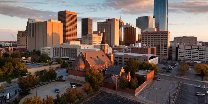 Khám Phá Oklahoma: Vẻ Đẹp, Văn Hóa và Cơ Hội Phát Triển 2026 Cảnh quan công nghiệp tại Oklahoma