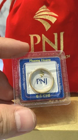 Giá Vàng Nhẫn PNJ 2026: Cập Nhật & Dự Báo Cửa hàng PNJ trưng bày vàng nhẫn