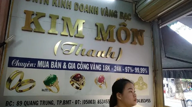 Cửa hàng vàng tại Kim Môn trưng bày sản phẩm