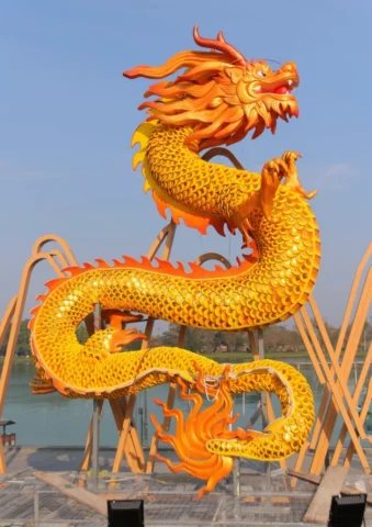 Rồng Vàng Huế: Biểu Tượng May Mắn, Sự Giàu Sang và Nét Đẹp Cổ Kính Hình ảnh linh vật Rồng Huế thể hiện sự uy phong