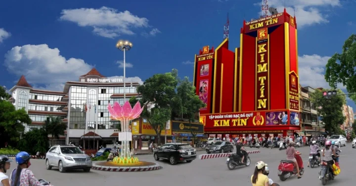 Hình ảnh người đeo trang sức vàng Kim Tín sang trọng