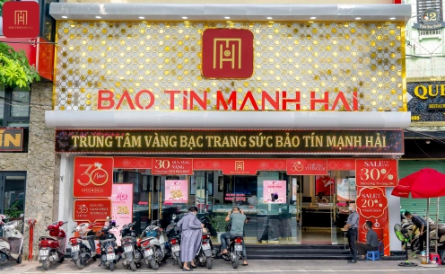 Bảo Tín Mạnh Hải Hà Đông: Định Vị Thương Hiệu Vàng Năm 2026 Không gian sang trọng tại một cửa hàng vàng bạc đá quý