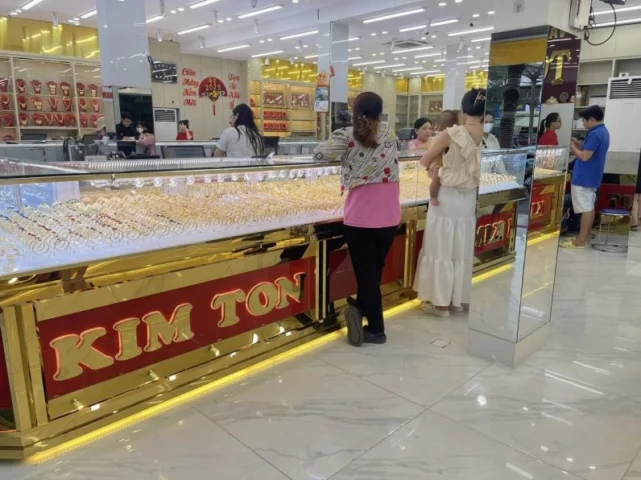 Tiệm Vàng Kim Tôn: Uy Tín Vàng, Sáng Danh Hơn 20 Năm Không gian sang trọng tại Tiệm Vàng Kim Tôn