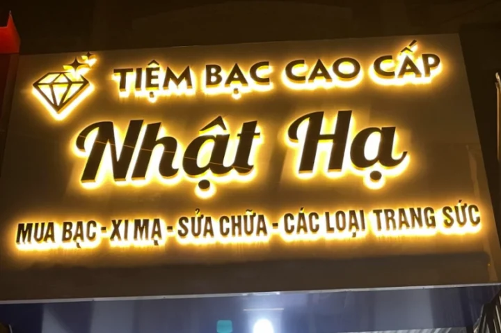 Vàng Nhật Hạ 2026: Cập nhật giá, xu hướng và lời khuyên đầu tư Người đang xem xét mua vàng tại cửa hàng