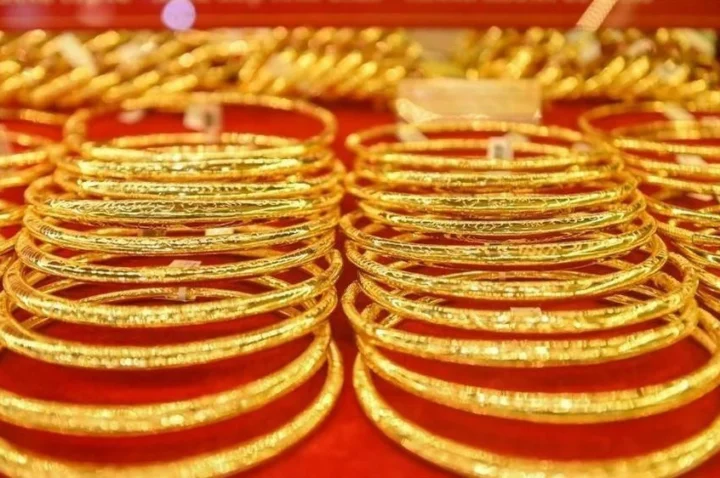 Người đầu tư theo dõi biểu đồ vàng