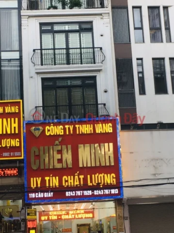 Vàng Minh Chiến: Phân Tích Chuyên Sâu và Xu Hướng 2026 Người dân giao dịch vàng tại cửa hàng