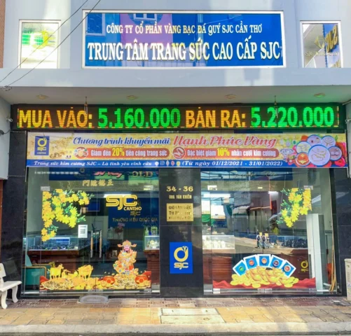 Người dân mua vàng tại cửa hàng SJC