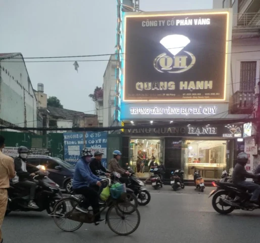 Vàng Quang Hạnh 2026: Dự Báo Xu Hướng và Lời Khuyên Đầu Tư Người dân mua vàng tại tiệm vàng